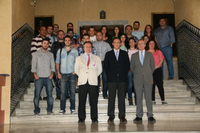 Alumnado y autoridades académicas juntos en la foto de familia de participantes en el curso.