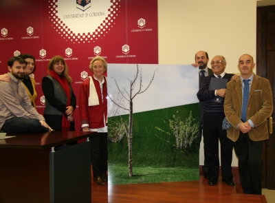 A los dos extremos de la imagen ganadora, Pilar Citoler y Manuel Torres, acompañados por los integrantes del jurado