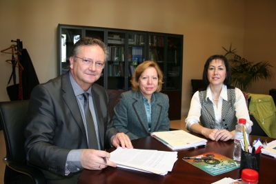 De iquierda a derecha, Francisco A. Macías, Mª Ángeles Villanua y Rosa Señarís, durante su deliberación