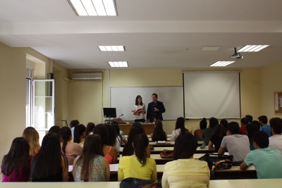 Una lectora procedente de Seton Hill participa en una clase de inglés en la Facultad de Derecho y Ciencias Económicas y Empresariales