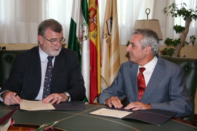 El rector, José Manuel Roldán, y el vicepresidente del Colegio de Médicos, Manuel Montero, conversan antes de la firma del acuerdo