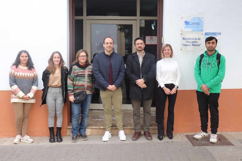 Parte del equipo de investigación junto con la directora de la Residencia Parte del equipo de investigación junto con la directora de la Residencia