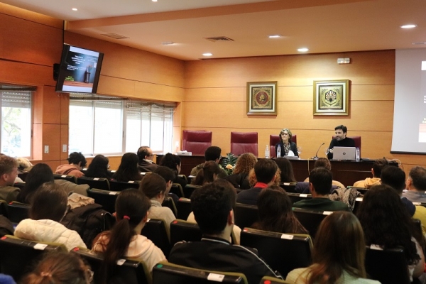 Mª del Mar García Cabrera, decana de la Facultad de Ciencias de la Educación y Psicología de la UCO, y Alberto Álvarez de Sotomayor, profesor del área de Sociología e investigador principal del proyecto