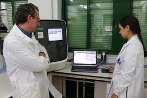 Los investigadores Juan José Garrido y Sara Zaldívar, en el laboratorio.