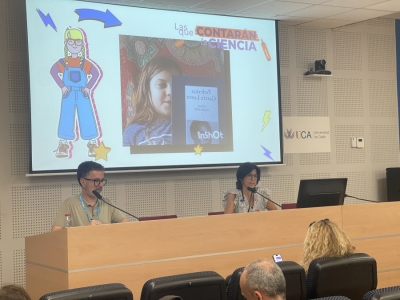 La directora de la UCC, Elena Lázaro, presenta la actividad en la ronda de proyectos innovadores