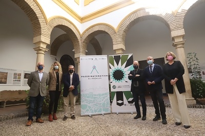 Autoridades inauguran el Paseo Matemático 'Al-Ándalus' en la facultad de Filosofía y Letras.