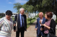 De izquierda a derecha, M.Paz Aguilar, Sánchez Ron, el profesor Antonio Sola y la directora de la Biblioteca, Carmen Liñán