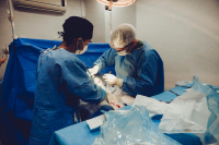 Equipo médico realizando una intervención quirúrgica en un quirofano