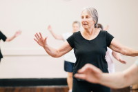 Mujer jubilada practicando ejercicio
