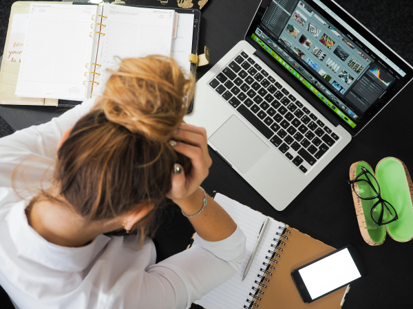 Asistente a curso online rodeada de sus herramientas de trabajo
