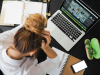 Asistente a curso online rodeada de sus herramientas de trabajo