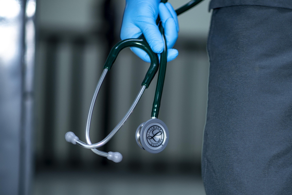Doctor con un estetoscopio en sus manos