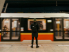 Un usuario espera la llegada del metro