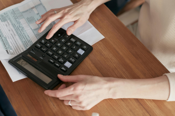 Una persona haciendo uso de una calculadora