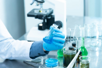 Investigador trabajando en el laboratorio