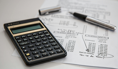 Imagen de una calculadora y un estado de cuentas