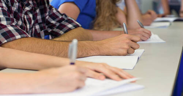 iMAGEN DE ALUMNOS REALIZANDO LOS EXÁMENES DE LA PAU