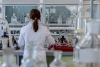 Técnica de laboratorio en su puesto