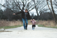 Padre jugando con su hija