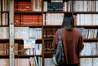 Investigador frente a estantería de libros