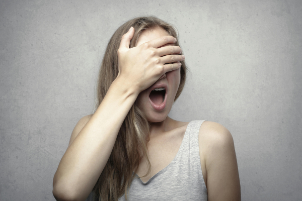 Chica incrédula ante la situación