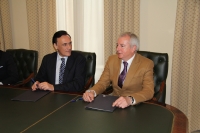 De izquierda a derecha, Jos Carlos Gmez Villamandos y Javier Martn Fernndez  conversan tras la firma del acuerdo
