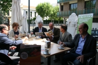 Las autoridades universitarias, en la cafetería del Rectorado, dentro de la campaña de sensibilización con el Comercio Justo