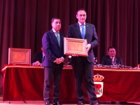 El rector recoge la distincin de manos del presidente de la Entidad Local Autnoma de Encinarejo, Miguel Ruiz Madruga.