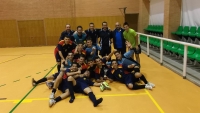 El equipo de fútbol sala con la copa conseguida