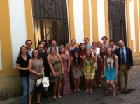 Foto de familia de autoridades académicas y  alumnado del curso