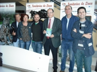 El vicerrector de Coordinación institucional e Infraestructuras, Antonio Cubero (en el centro), junto con otras autoridades y organizadores de la Semana Verde.