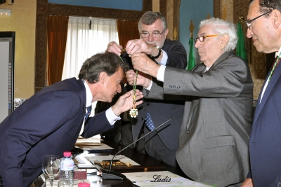 Rafael Jordano recibe la medalla de académico