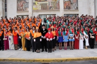 Foto de los alumnos graduados acompañados del rector de la UCO y la decana de Ciencias del Trabajo