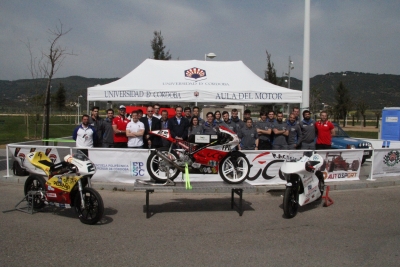 El rector y el vicerrector de Coordinacin Institucional e Infraestructuras junto al equipo del Aula del Motor