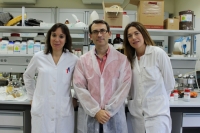 Dolores Esquivel (derecha), junto al director del Instituto de Nanoqumica y la investigadora Isabel Lpez