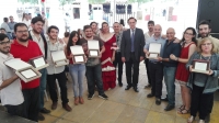 En el centro, José Carlos Gómez Villamandos, Alfonso Zamorano y Julia Herrera con los premiados y representantes de los Consejos de Estudiantes de los distintos centros.