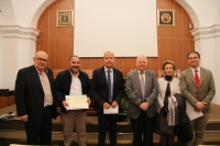 Autoridades, integrantes del jurado y el profesor Pedro Marfil, que ha recogido el galardn en nombre de la premiada.