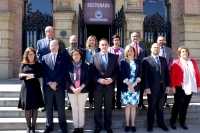 El candidato Gómez Villamandos posa junto a los integrantes de su equipo