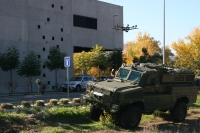 El vehículo RG 31 Nyala durante el recorrido de prueba en Rabanales 21. Un dron transmite  sus evoluciones.