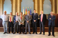 Foto de familia del acto de entrega del Premio San Isidro a la Excelencia Agroalimentaria del Colegio de Ingenieros Agrónomos de Andalucía, con la presencia de todos los directores de la Escuela Técnica Superior de Ingeniería Agronómica  y de Montes de la Universidad de Córdoba, el rector y el delegado del colegio