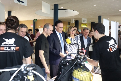 El rector de la UCO junto a la vicerrectora de Estudios de Postgrado en la feria inaugurada esta mañana