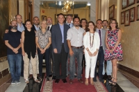 En el centro, el rector y el director del Aula de Debate, Manuel Bermdez, junto al Equipo de Gobierno. 