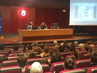 Tomatito conversa con el periodista Manuel Curao en el Salón de Actos del Rectorado.