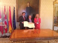 Valcárcel recibiendo la distinción de mano del alcalde de Salamanca