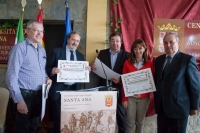  Momento de la entrega del XXVIII Premio Jos Luis Mesias Iglesias por el presidente de la Junta de Extremadura a los responsables del grupo Vitenol