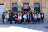 La divulgadora Deborah Garca, junto a los escolares que hoy han mantenido un debate con ella, en la puerta del Rectorado.