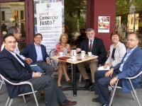 Directivos universitarios consumen productos de comercio justo en la cafetería del Rectorado