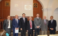 Un momento de la presentación del libro de homenaje a Ángel Urbano, en el Aula Magna de la Facultad de Filosofía y Letras