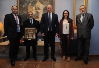 En la foto el profesor de la UCO Ricardo Hernández, acompañando al Ministro, junto a las autoridades De la Diputación de Córdoba.