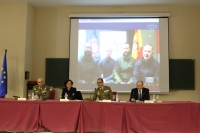 La vicerrectora de Investigación, Maite Roldán; el subdelegado de Defensa en Córdoba, Nicolás de Bari Millán, y el vicerrector de Coordinación Institucional e Infraestructuras, Antonio José Cubero, hablan con investigadores y militares de la base Gabriel de Castilla, a sus espaldas en la pantalla l